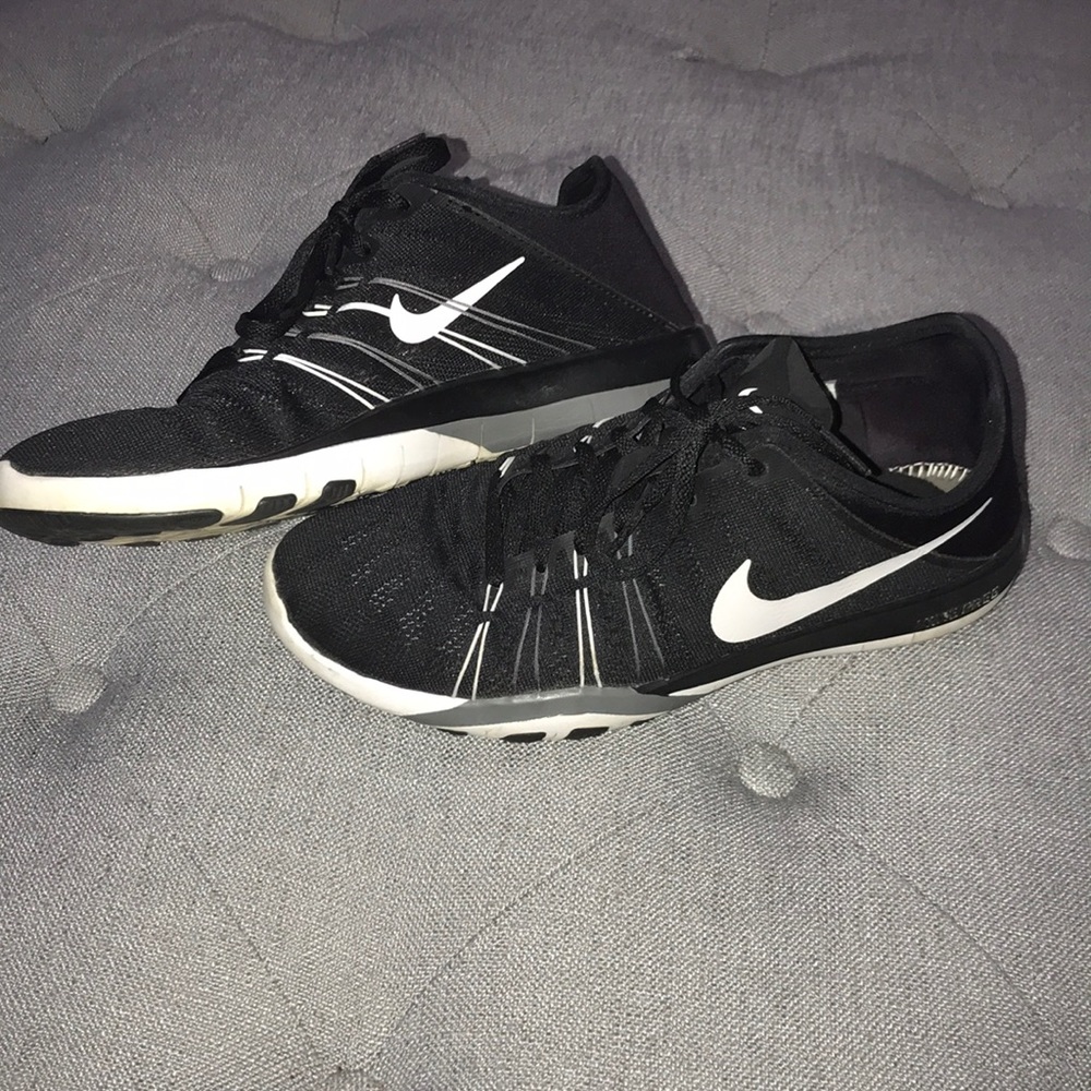 Nike free tennis shoes